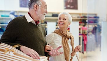 Äldre par i butik illustrerar kvalitet i äldreomsorgen